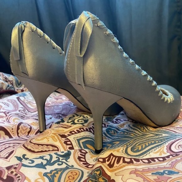 Glam Silver Satin Michal Kor Pumps - Picture 2 of 8